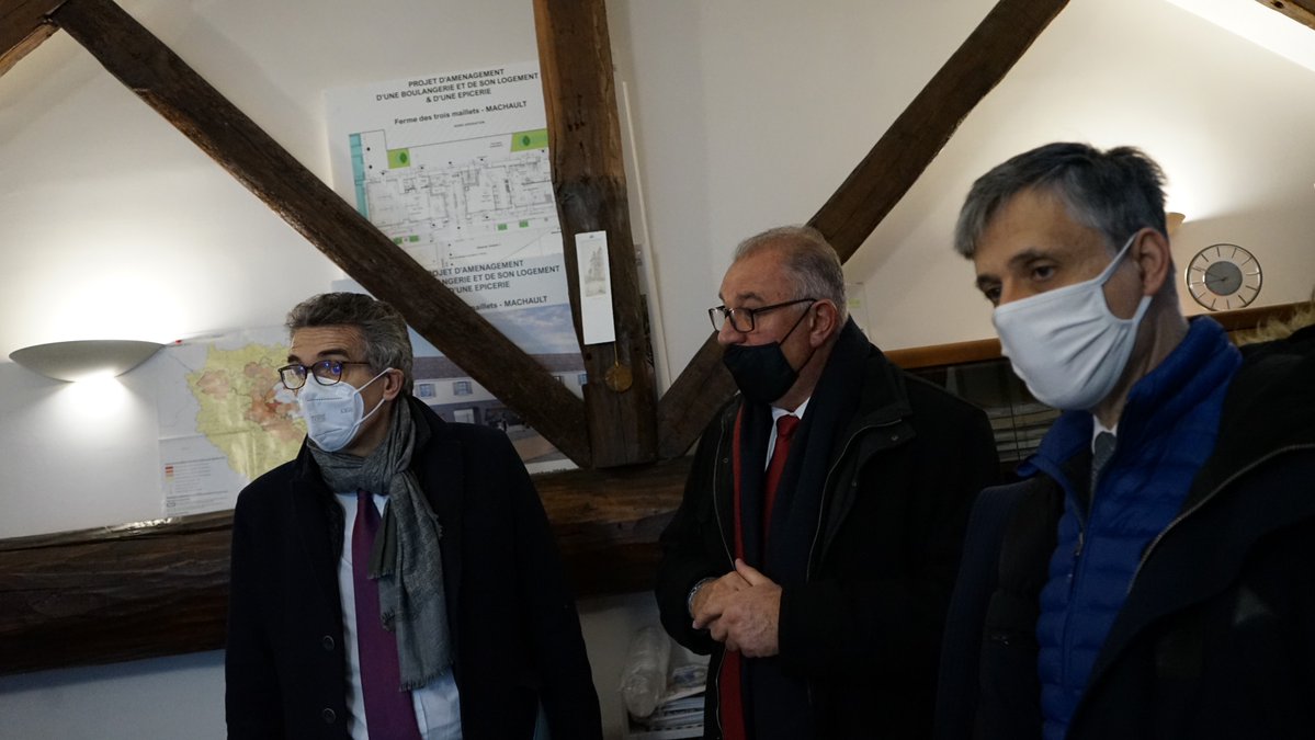 Prefet77's tweet photo. #FranceRelance 🟢
Visite du Préfet #IDF à #Machault, avec le Préfet de #SeineEtMarne et le Maire, pour échanger sur le projet de réhabilitation de la ferme des Trois Maillets.
La commune bénéficie d'une aide de ➕de 900k€ afin d’y créer un pôle de services pour les habitants. https://t.co/RuEmoWajnW