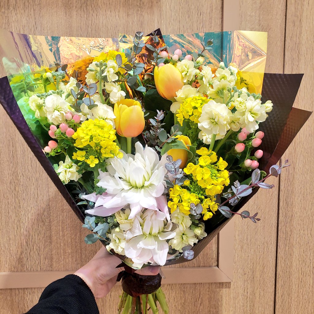 Karendo イオンモールむさし村山店 スタッフ作 春のお花をたくさん つかった花束です 作成中の花束を見に来てくださる お客様もいました ありがとうございます Karendo カレンド 武蔵村山市 イオンモールむさし村山 今日のお花 お花のある
