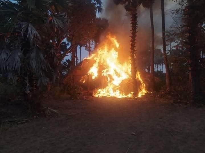 nslwin's tweet photo. Khin-U, Sagaing:

Houses were set alight by SAC Terrorists in 5 villages in Khin-U Township on January 25th &amp; 26th. 

At least 7 unarmed civilians were shot dead. SAC Terrorists burned some dead bodies. 

#WhatsHappeningInMyanmar #2022Jan26Coup https://t.co/OMckLR6CWq