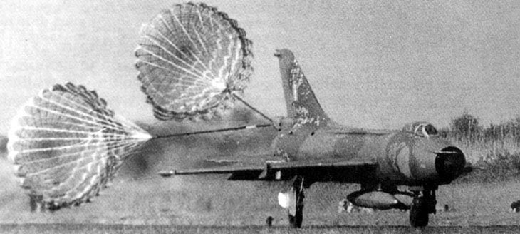 Fighting_Fitter's tweet photo. Showing the massive parachutes used by the Su-7 is this camouflaged Indian Fitter. Note the IAF roundel is painted over. Circa 1971. #Sukhoifitter #Su7BMK https://t.co/oVqaT3vr4K