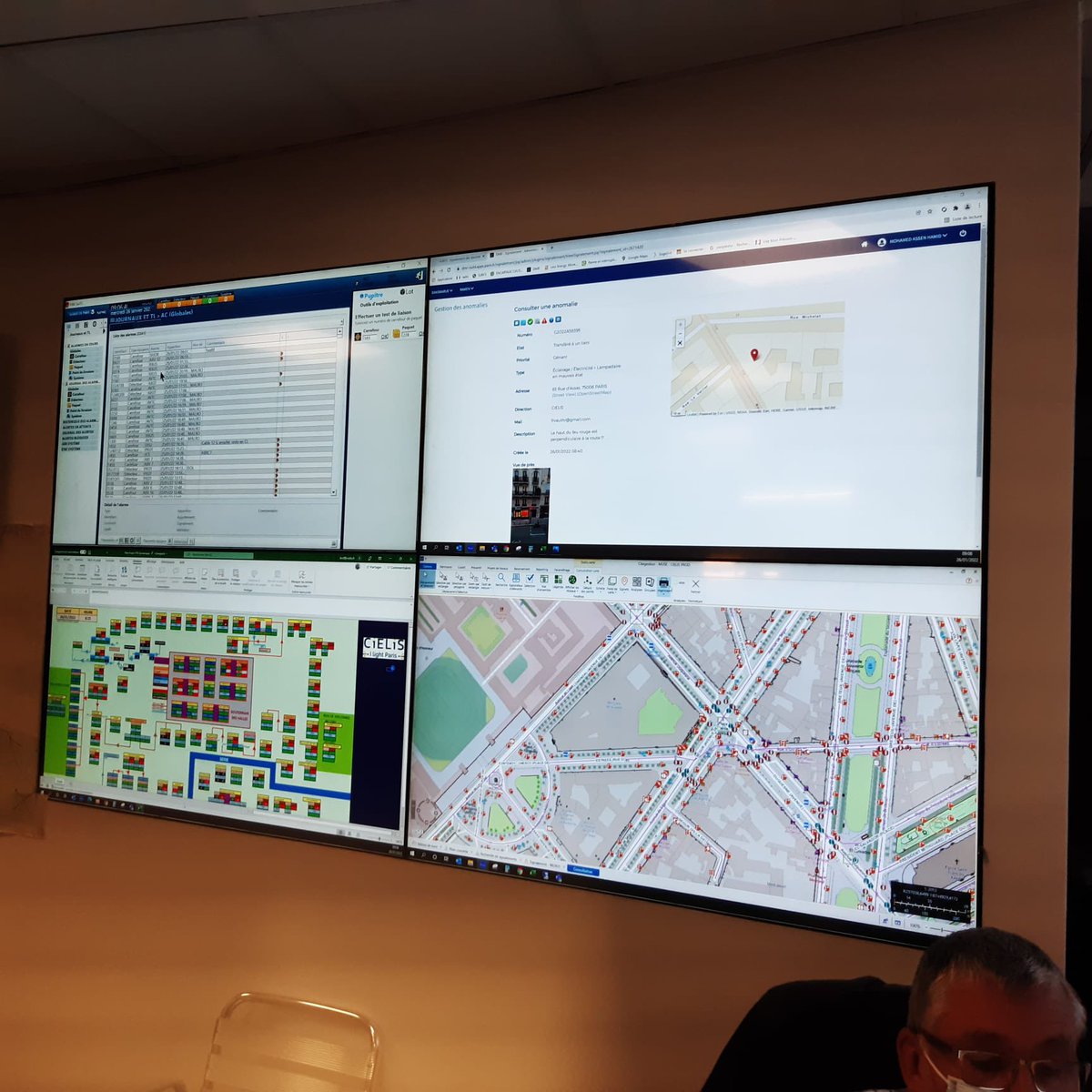 🟠 Visite de <a href="/XavierGirre/">Xavier Girre</a> 🟠

👉🏼 Présentation du Bureau Central de Dépannage : pilotage de l’éclairage public et de la signalisation à Paris, par la jeune équipe de <a href="/JulietteASimon/">Juliette Antoine-Simon</a> 🚦

#EDF #EDF_IDF @EDF_CollTerr <a href="/EDF_IDF/">EDF Île-de-France</a> #Eiffage