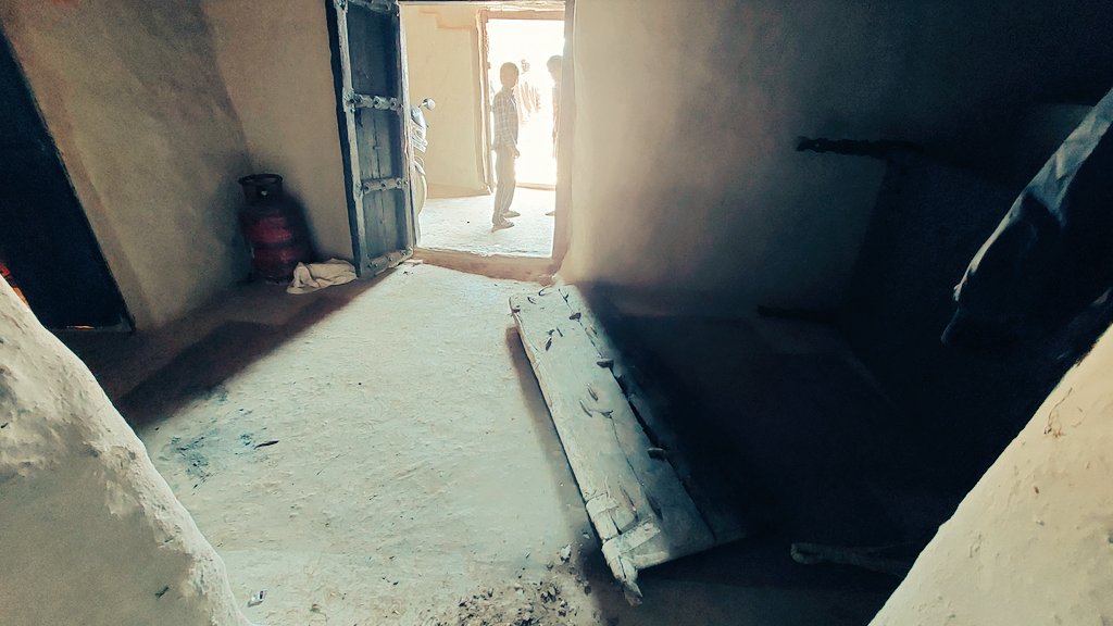 anuj_hanumat's tweet photo. ब्राह्मण ही टारगेट क्यों ?कहाँ हैं ब्राह्मणों के तथाकथित ठेकेदार ?चित्रकूट के मारकुंडी क्षेत्र  के छोटी पाटिन की घटना।जानकारी मिलते ही टीम सहित मौके पर पहुँचकर परिवार से जानकारी ली. परिवार को आश्वस्त किया कि किसी भी तरह का अन्याय बर्दाश्त नही किया जाएगा @SawarnArmychief https://t.co/vI0GdB6BYd
