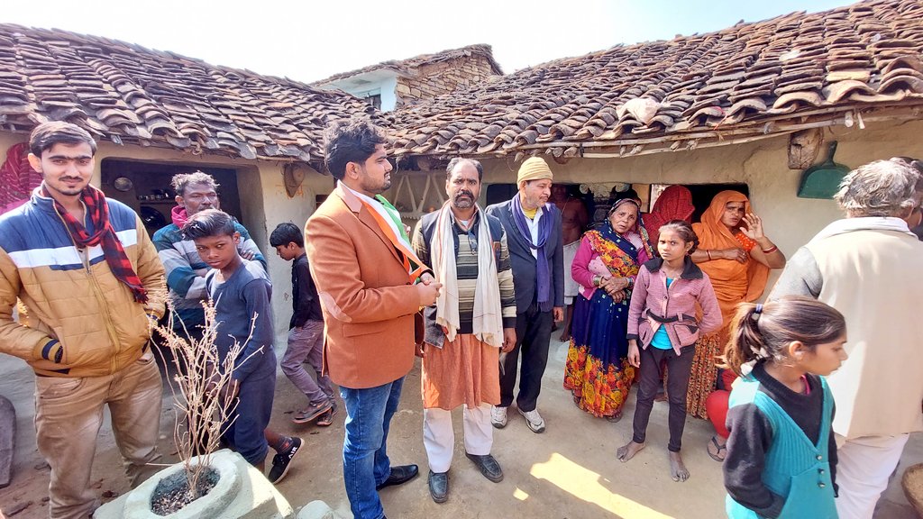 anuj_hanumat's tweet photo. ब्राह्मण ही टारगेट क्यों ?कहाँ हैं ब्राह्मणों के तथाकथित ठेकेदार ?चित्रकूट के मारकुंडी क्षेत्र  के छोटी पाटिन की घटना।जानकारी मिलते ही टीम सहित मौके पर पहुँचकर परिवार से जानकारी ली. परिवार को आश्वस्त किया कि किसी भी तरह का अन्याय बर्दाश्त नही किया जाएगा @SawarnArmychief https://t.co/vI0GdB6BYd