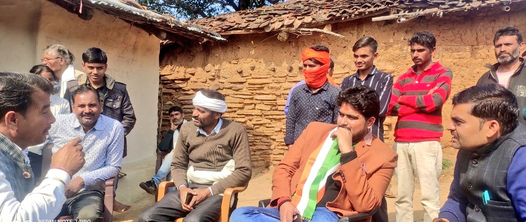 anuj_hanumat's tweet photo. ब्राह्मण ही टारगेट क्यों ?कहाँ हैं ब्राह्मणों के तथाकथित ठेकेदार ?चित्रकूट के मारकुंडी क्षेत्र  के छोटी पाटिन की घटना।जानकारी मिलते ही टीम सहित मौके पर पहुँचकर परिवार से जानकारी ली. परिवार को आश्वस्त किया कि किसी भी तरह का अन्याय बर्दाश्त नही किया जाएगा @SawarnArmychief https://t.co/vI0GdB6BYd