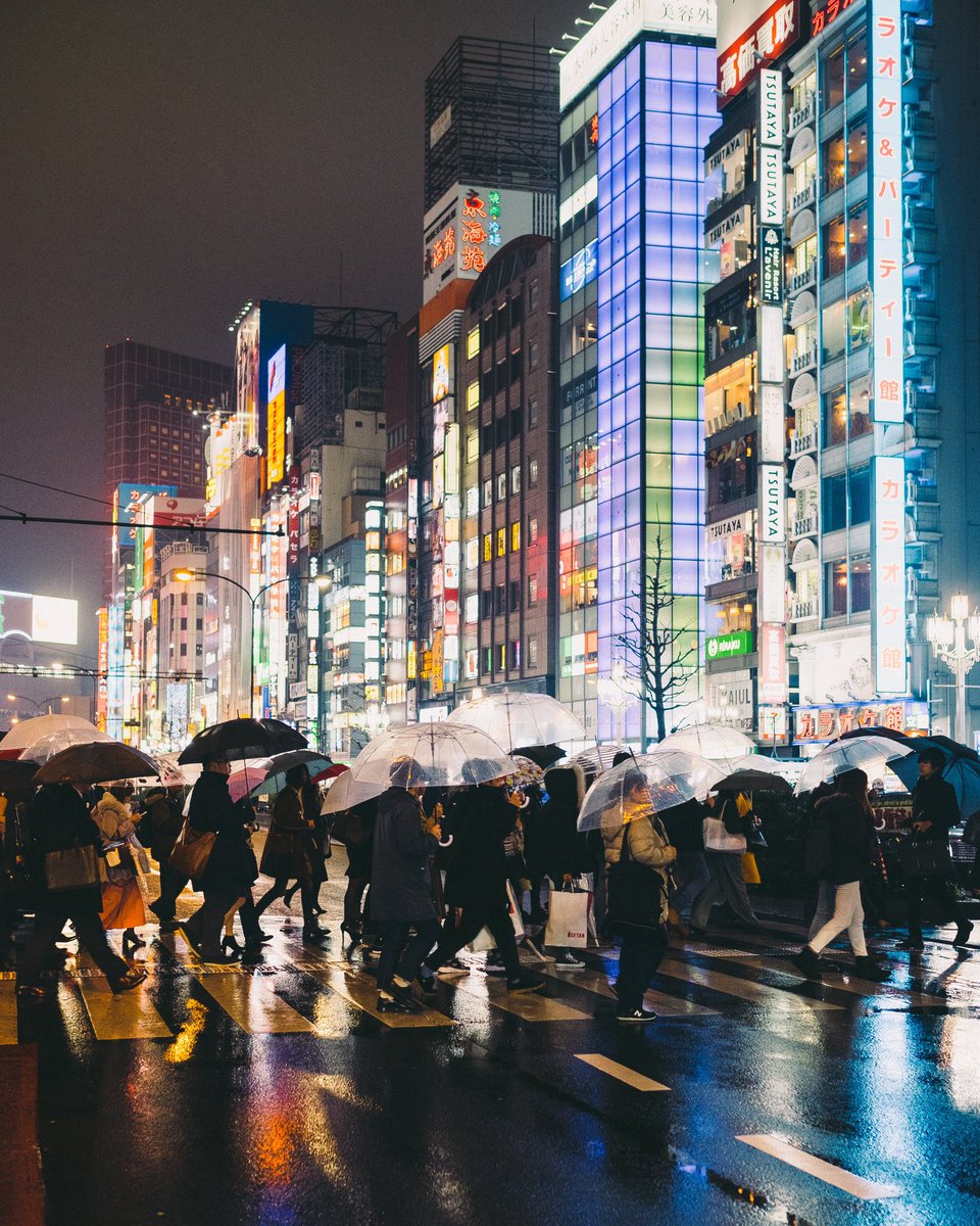 無数のネオンと無数の人々。