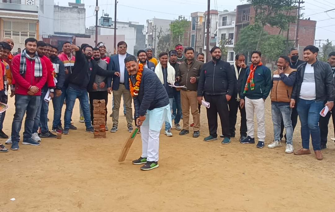 वार्ड नं० - 23 में #जनसम्पर्क के दौरान युवा साथियों के साथ #क्रिकेट_मैच खेलकर सभी #युवाओ का उत्साहवर्धन कर आगामी 14 फरवरी को होने वाले मतदान में कमल के फूल के सामने वाला बटन दबाकर पुनः भाजपा सरकार बनाने की अपील की।

#रितेश_कुमार_गुप्ता 
#मिशन_2022_मुरादाबाद_नगर_विधानसभा_28