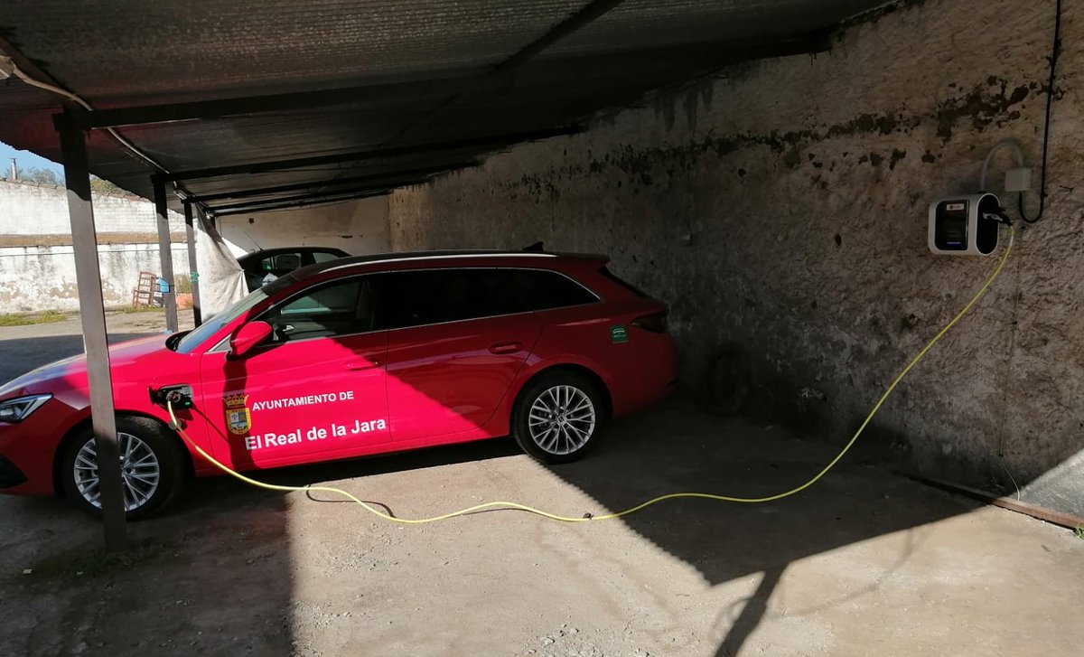 circontrol_com's tweet photo. 📍En El Real de la Jara (Sevilla), de apenas 1.500 habitantes, instalaban hace poco su primer #eNext de #Circontrol para sus vehículos municipales🚗⚡️
Un ejemplo de que la #cargaVE es para todos, no sólo para grandes ciudades 🏡
#cargamunicipal #cargapublica #vehiculoelectrico https://t.co/0R5K0JfL36
