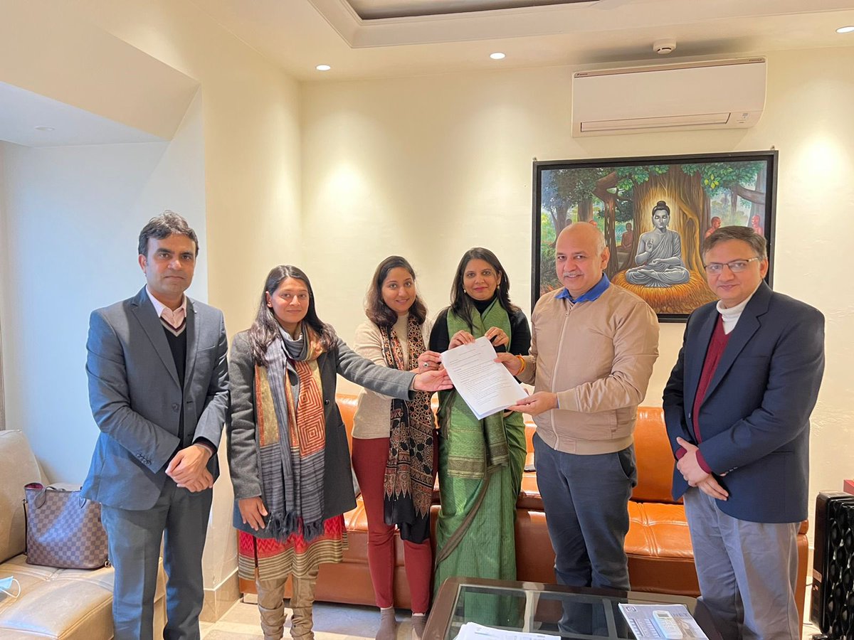 A delegation of parents of Delhi's children led by <a href="/DrLahariya/">Chandrakant Lahariya</a>, <a href="/AiyarYamini/">Yamini Aiyar</a> submitted a memorandum to me signed by more than 1600 parents for reopening of schools.

Why we are the last among major countries to decide on this?