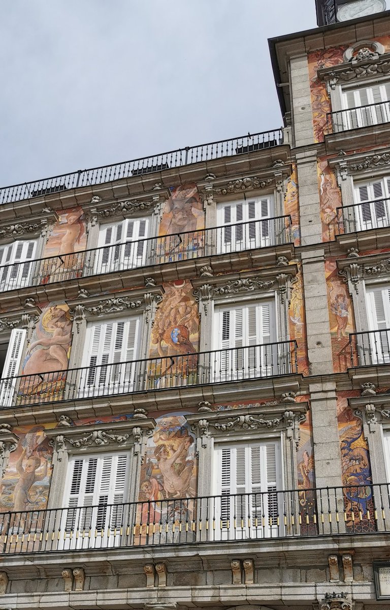 edytavk's tweet photo. No es fácil elegir, pero uno de mis edificios favoritos es la Casa de la Panadería (Plaza Mayor). Me encantan los detalles de su fachada. https://t.co/ZrtVFFONu1