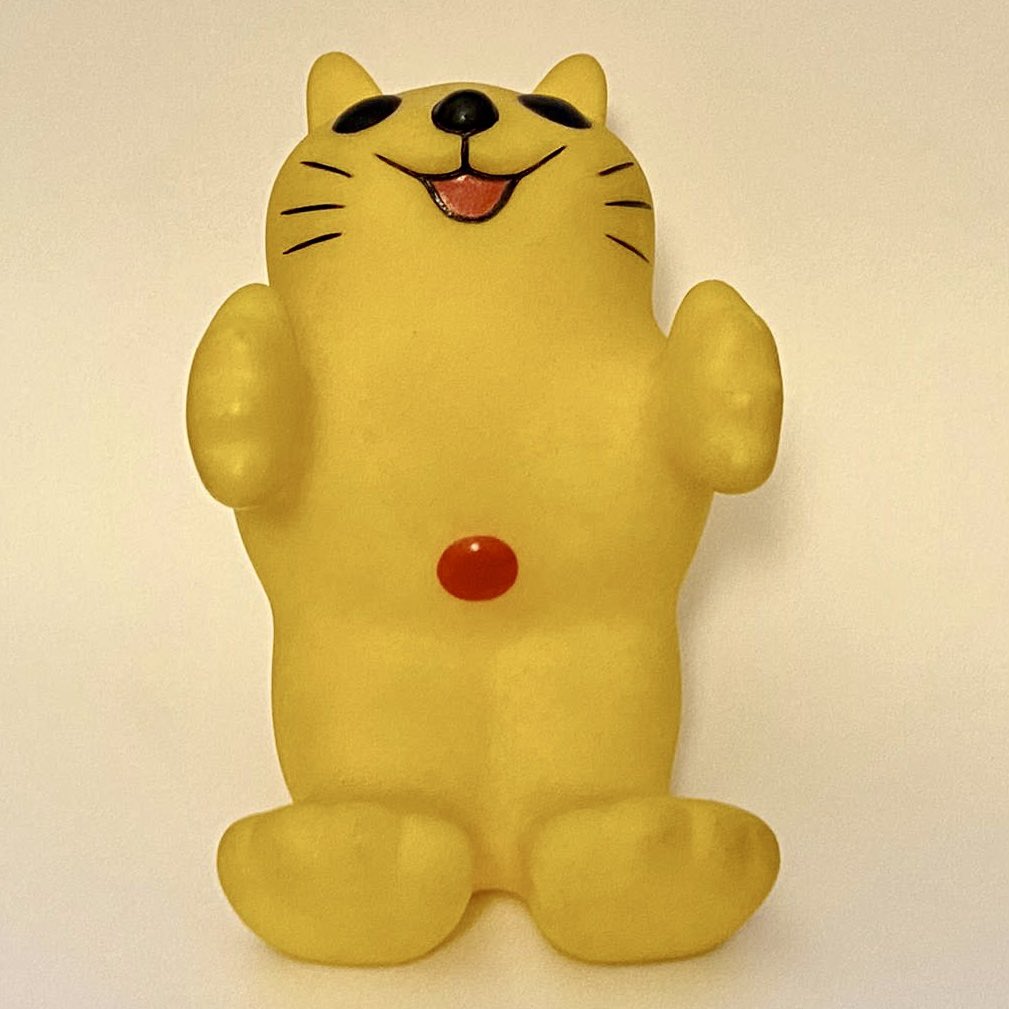 FindTheMoonCat's tweet photo. A slightly strange elongated #MoonCat from @pmsb2b - a bit smaller than the moneybox but made out of the same material. Reassuringly chunky thighs. #FindTheMoonCat https://t.co/DNkyGxrlQC