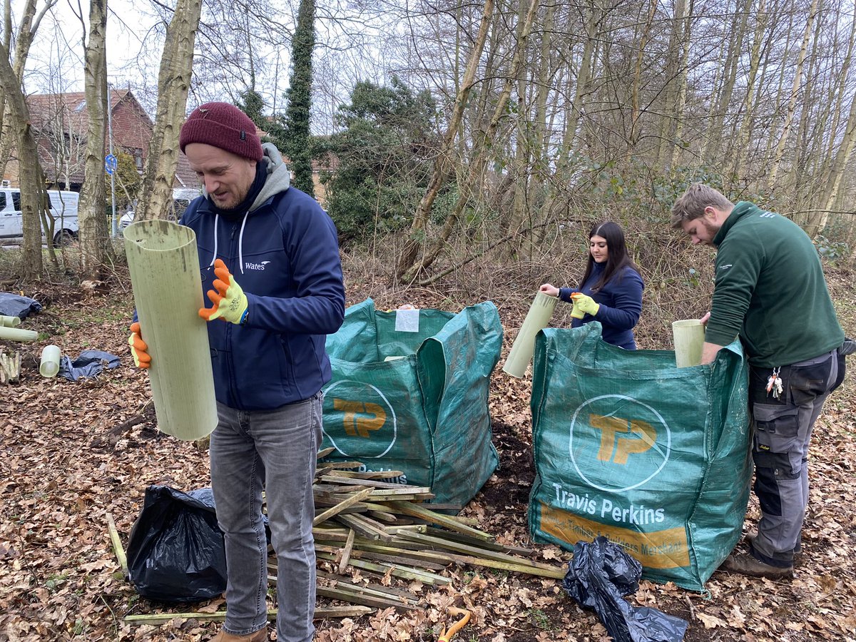 Danielle_B_CSR's tweet photo. @WatesGroup team based in @WokinghamBC are out today in The moors planting 200 trees mixture of Hawthorn, Dog Rose and Hazel tree whips with @TCVtweets @TCVBerkshire 🌳 #joininfeelgood #WatesSocialValue https://t.co/5nJGgu0Yvp