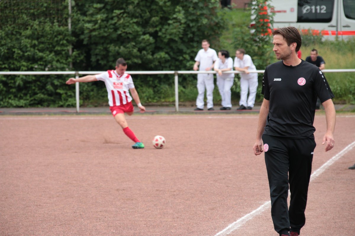 rot_weiss_essen's tweet photo. 💪👏 Glückwunsch, Benni de Biasi! Der Projektleiter von unserer Kreisliga-Inklusionsmannschaft #TeamIII wurde für sein Engagement vom @DFB geehrt! 🔴⚪️
ℹ️👉 https://t.co/nDQqWwEnRL
#immeRWEiter #nurderrwe https://t.co/PseQX019ih