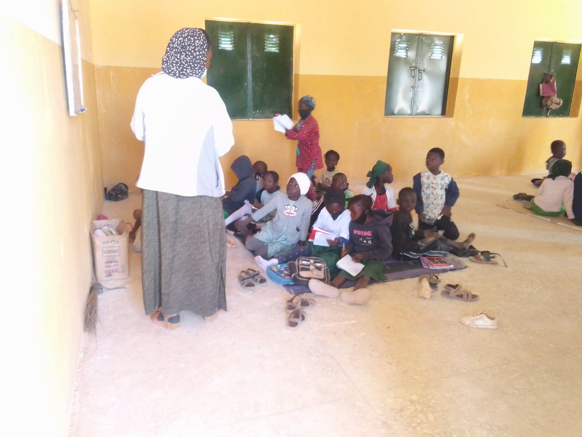 leads_nigeria's tweet photo. were without chairs and desk, pupils were all seated on the floor. 
LANW is calling on the government of Kaduna State to come to the aid of the school. 
#InternationalDayofEducation @Kaduna_MoE @KadunaSubeb @elrufai @DepGovKaduna @ACTIVISTA14 @EduMarshalsKad https://t.co/u6psMNxYfs