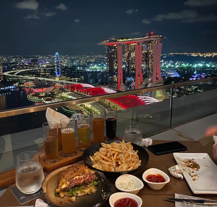 raceprinting's tweet photo. An exquisite dinner with a beautiful night view on a peaceful night. https://t.co/RtVmqsKXv4