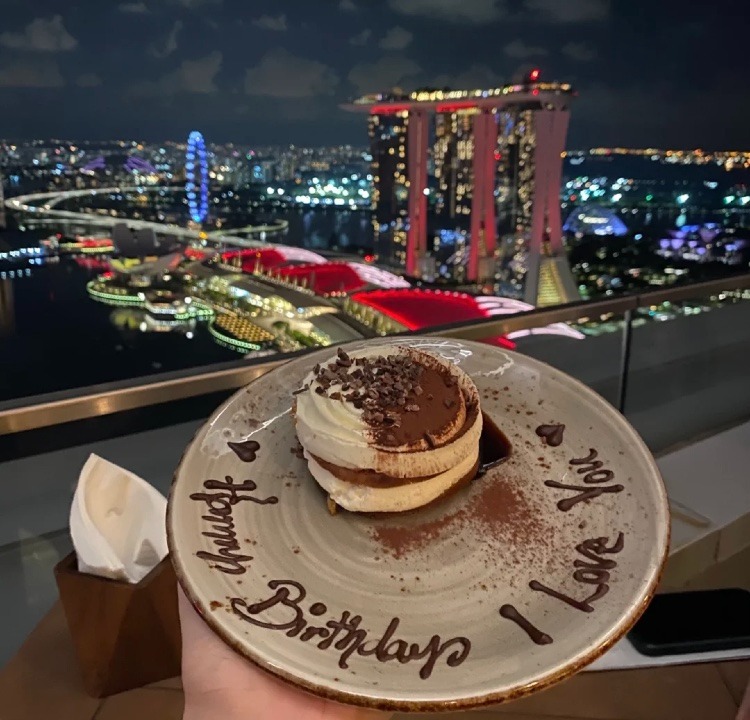 raceprinting's tweet photo. An exquisite dinner with a beautiful night view on a peaceful night. https://t.co/RtVmqsKXv4