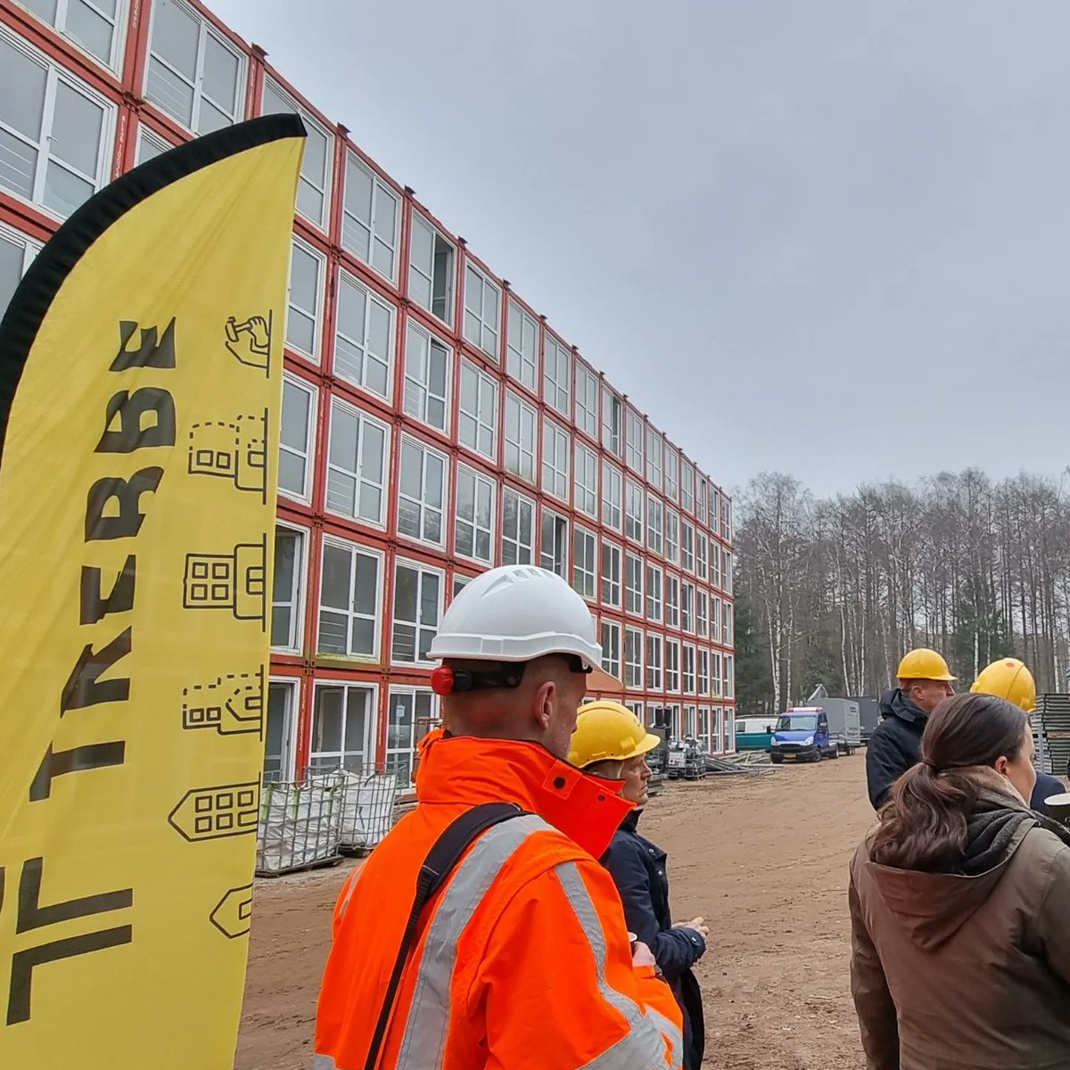 Tijdelijke studentenhuisvesting op de campus. Afgelopen zomer werden we geconfronteerd met een onverwachts grote instroom van internationale studenten. Met als gevolg een on-Enschedees tekort aan kamers.
