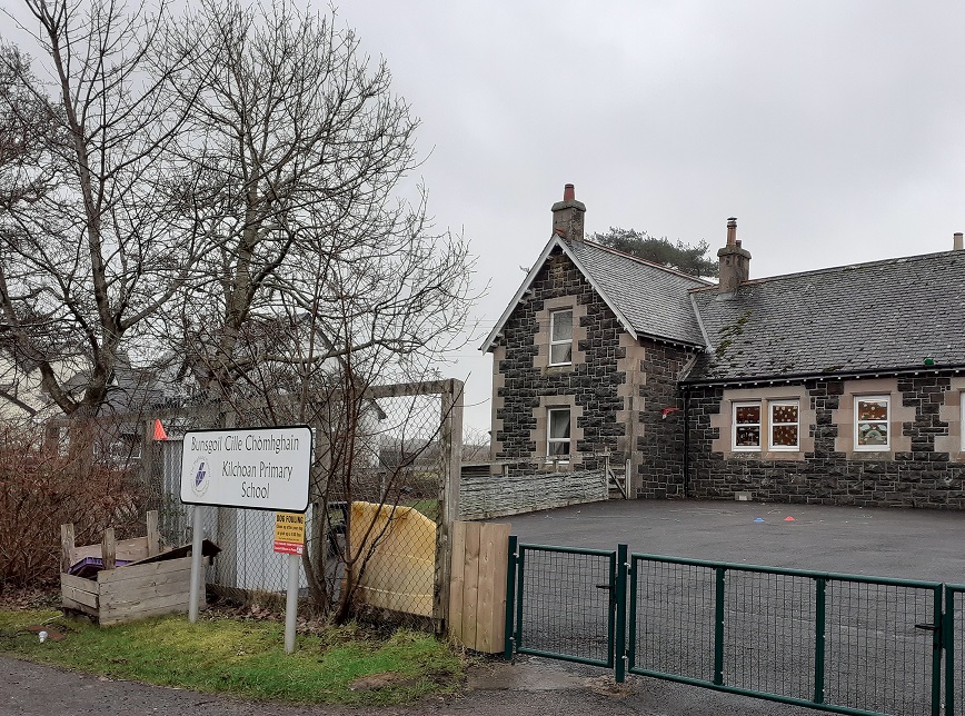 UHISTEM's tweet photo. Team #UHISTEM had a great visit to Kilchoan Primary School delivering #FUNSCIENCE Lend-A-Lab lessons to such enthusiastic young scientists! Hope you enjoy the DNA and Science Investigators kits &amp; keep having fun while learning. 

#STEMNorth #ThinkUHI @HighlandCouncil https://t.co/tNbfbJhkaw