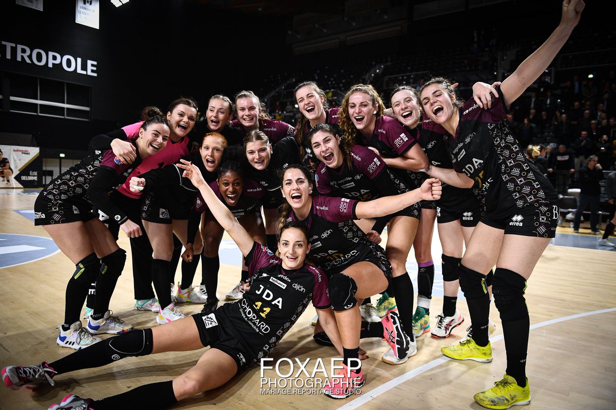 TOPCONSULTING21's tweet photo. La @jdadijonhand : un club et des athlètes au 🔝 !  

"Parce qu’accompagner ça engage de la passion !" : Top Consulting est fier d'être aux côtés de ces jeunes femmes et ces guerrières qui repoussent leurs limites chaque jour pour être au TOP et faire briller le sport féminin 💪! https://t.co/HGr6CI8eZH