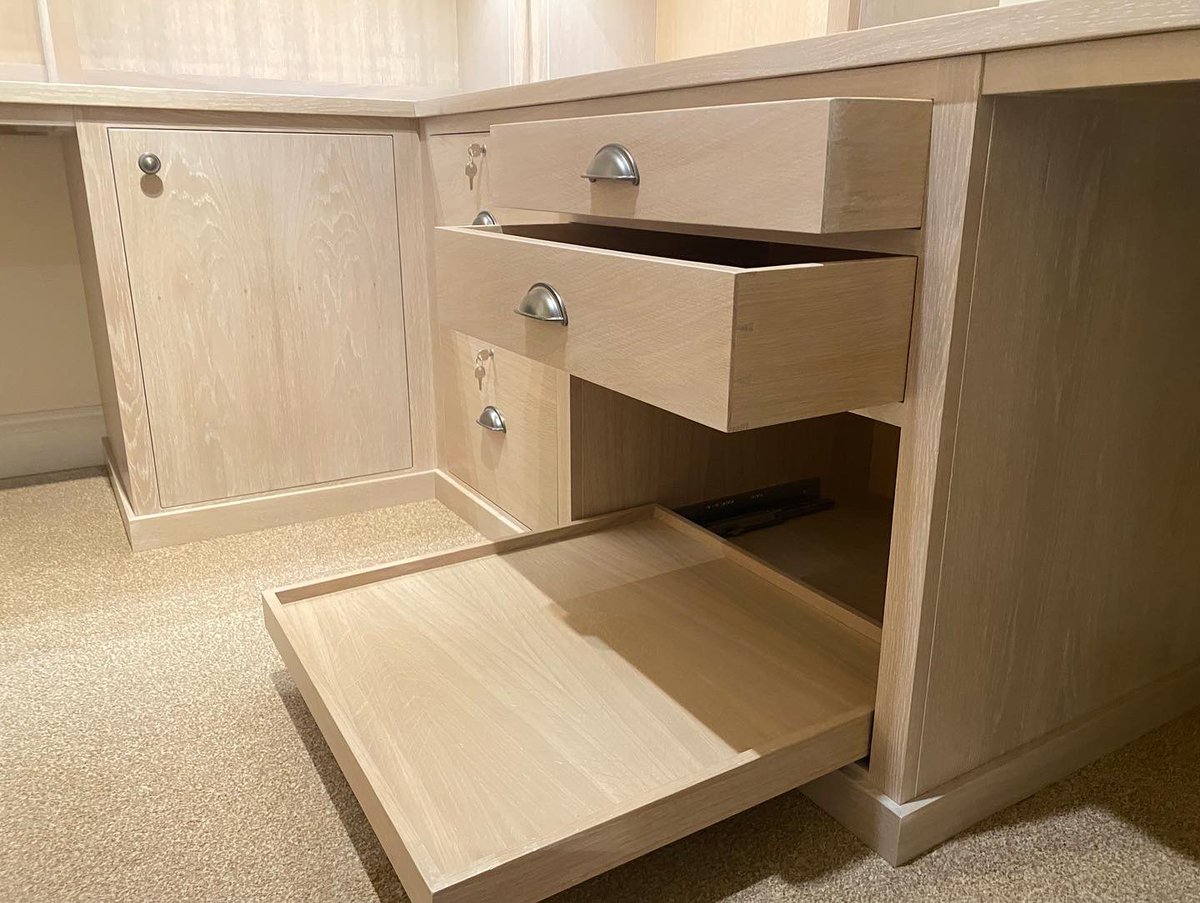 MFfurniture1's tweet photo. Today has been a busy one fitting this oak desk for a home office #homeoffice #limedoak #bespokefurnituredesign #desksetup #desk https://t.co/mnsikrEbAA