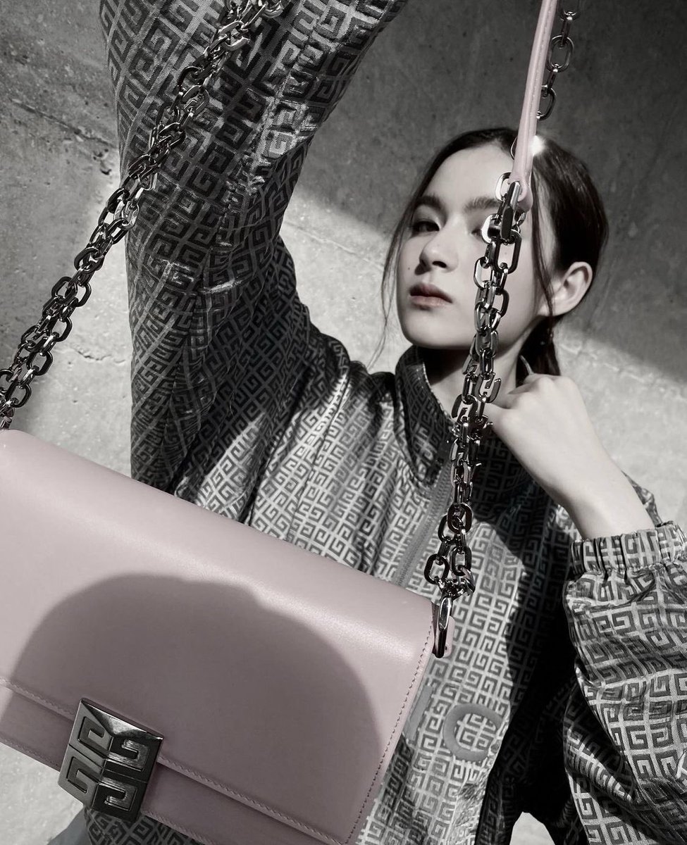 primiily_ofcth's tweet photo. ig #primiily update!
*,🐕🦺
#Givenchy4G
#GivenchyBag https://t.co/uU8AbQjVJ1