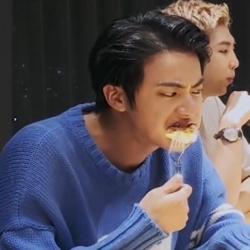 btsarmy590's tweet photo. @Tina62172638 هیکلی که میخو��م 
هکیلی که دارم 😂 https://t.co/2fuFzYErBw