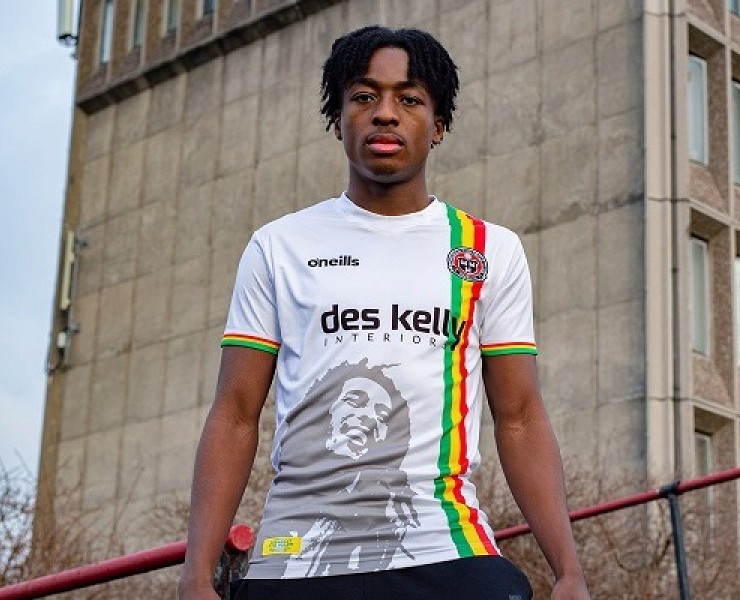 TyVmayke's tweet image. Ирландский ⚽ футбольный клуб «Богемиан» представил новую выездную форму. Она посвящена последнему концерту Боба Марли на открытом воздухе, который прошел на стадионе клуба в 1980 году.

Футболки #БобМарли 👉🏻 vk.cc/cawcim