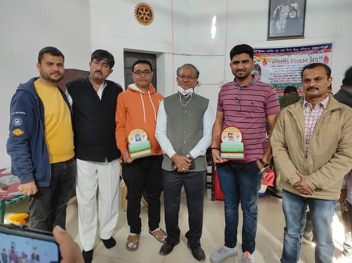 MLAKARYALAYDHRA's tweet photo. આજે રોજ હળવદ ખાતે યુવા મોરચા ભારતીય જનતા પાર્ટી,હળવદ પાટીયા ગ્રુપ,વિશ્વ હિન્દુ પરિષદ દ્વારા મહાન ક્રાંતિકારી નેતાજી સુભાષચંદ્ર બોઝની પૂણ્ય સ્મૃતિ નિમિત્તે "સ્વૈચ્છિક રક્તદાન" કેમ્પ નું આયોજન કરેલ જેમાં ધારાસભ્યશ્રી પરસોત્તમભાઈ સાબરીયા સાહેબે હાજરી આપી. https://t.co/JrUATatlMD