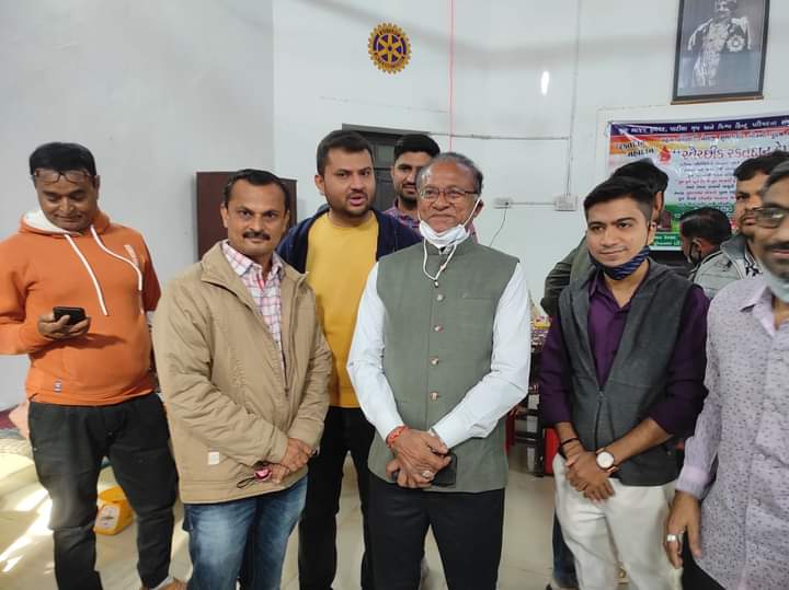 MLAKARYALAYDHRA's tweet photo. આજે રોજ હળવદ ખાતે યુવા મોરચા ભારતીય જનતા પાર્ટી,હળવદ પાટીયા ગ્રુપ,વિશ્વ હિન્દુ પરિષદ દ્વારા મહાન ક્રાંતિકારી નેતાજી સુભાષચંદ્ર બોઝની પૂણ્ય સ્મૃતિ નિમિત્તે "સ્વૈચ્છિક રક્તદાન" કેમ્પ નું આયોજન કરેલ જેમાં ધારાસભ્યશ્રી પરસોત્તમભાઈ સાબરીયા સાહેબે હાજરી આપી. https://t.co/JrUATatlMD