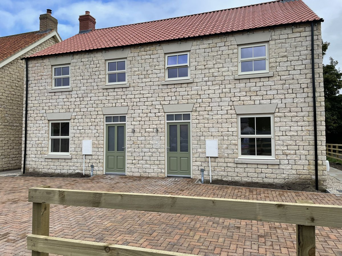 Happy humpday!  Here’s a lovely little development in North Yorkshire that has been completed with our #timber #windows and #doors! Absolutely love the green colour against the stone! Very fresh ☺️ #bespoke #fenestration #construction