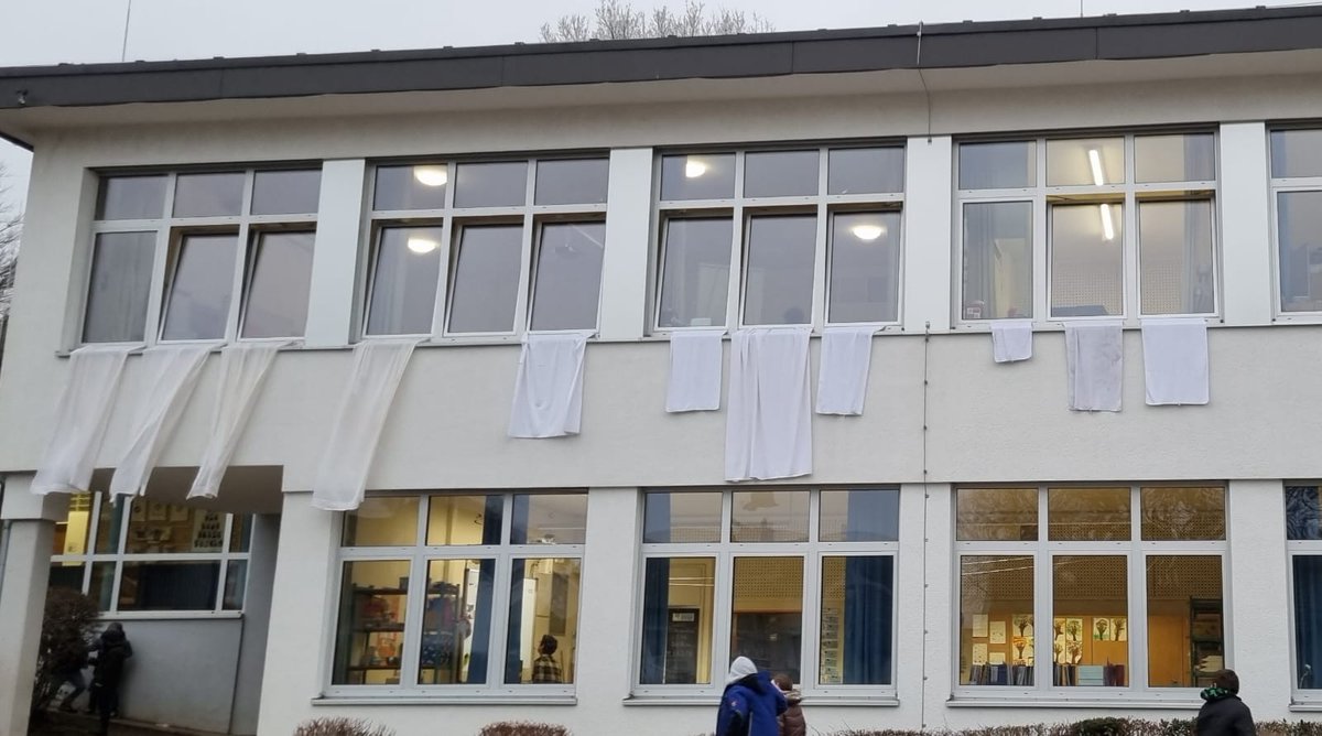 mchlschlt's tweet photo. Deutlicher Protest. Weiße Flaggen zeigen: So geht es nicht weiter an den Schulen. https://t.co/UFzSN0z3UE