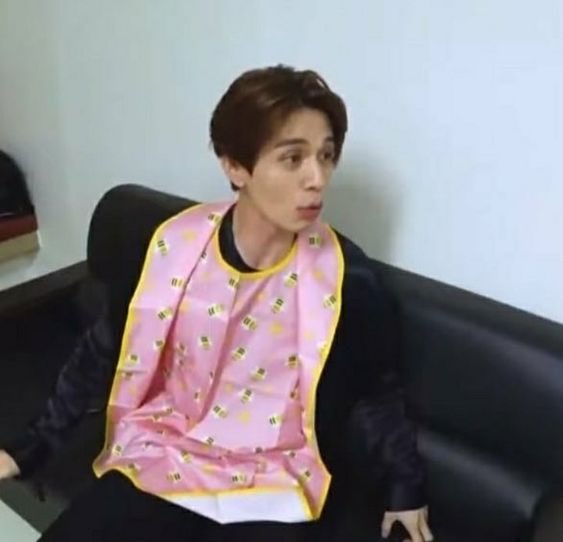 LEE DONGWOOK WEARING A BIB YOU GUYS (SOBBING)