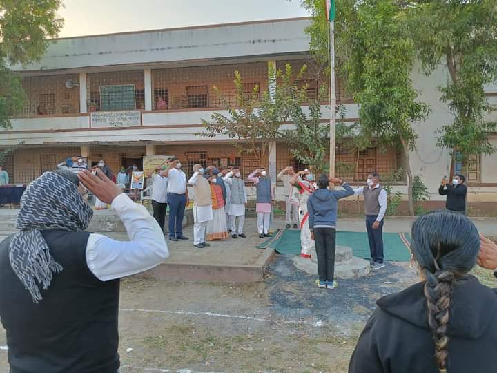 MLAKARYALAYDHRA's tweet photo. આજે પ્રજાસત્તાક દિવસ નિમિત્તે હળવદ ખાતે તાલુકા કક્ષાના ધ્વજ વંદન કાર્યક્રમમાં હાજરી આપી. તાલુકાના તમામ કર્મચારીઓને અને સાથીઓને અભિનંદન અને શભેચ્છાઓ પાઠવી.

ધારાસભ્યશ્રી પરસોત્તમભાઈ સાબરીયા https://t.co/AHW3zY47dK