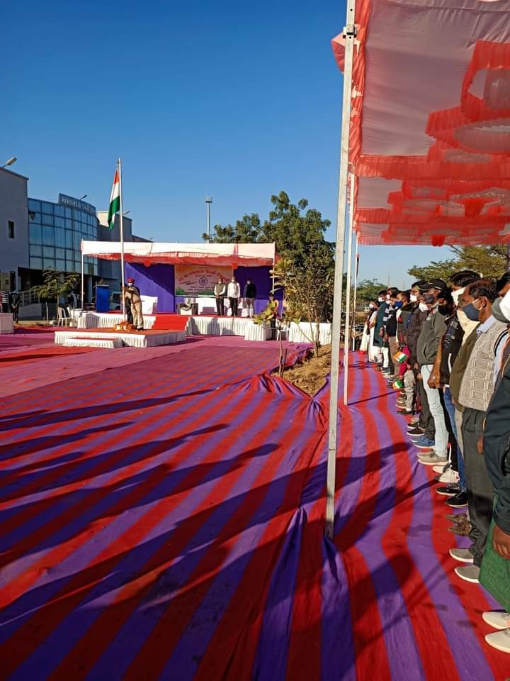 MLAKARYALAYDHRA's tweet photo. આજે પ્રજાસત્તાક દિવસ નિમિત્તે હળવદ ખાતે તાલુકા કક્ષાના ધ્વજ વંદન કાર્યક્રમમાં હાજરી આપી. તાલુકાના તમામ કર્મચારીઓને અને સાથીઓને અભિનંદન અને શભેચ્છાઓ પાઠવી.

ધારાસભ્યશ્રી પરસોત્તમભાઈ સાબરીયા https://t.co/AHW3zY47dK