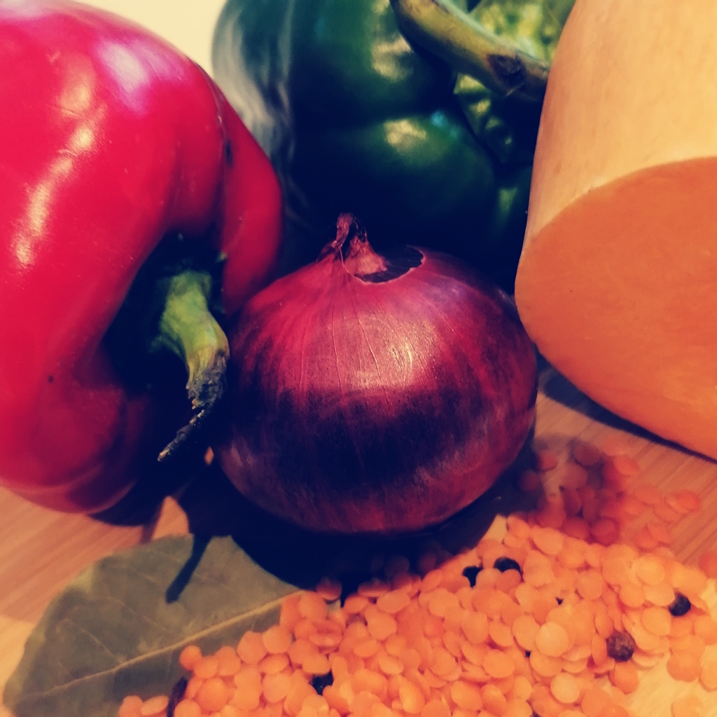 Vegetable Dhal anyone? 🥔🍆🧅🧄🥬🥕🌶️
Cook any vegetable you have with some onions and lentils. Use 2 bay leaves and 4 Cloves and let it cook with the vegetables. Use some vegetable stock for more flavour and season with salt. Serve with some plain rice and thats #dinner sorted!