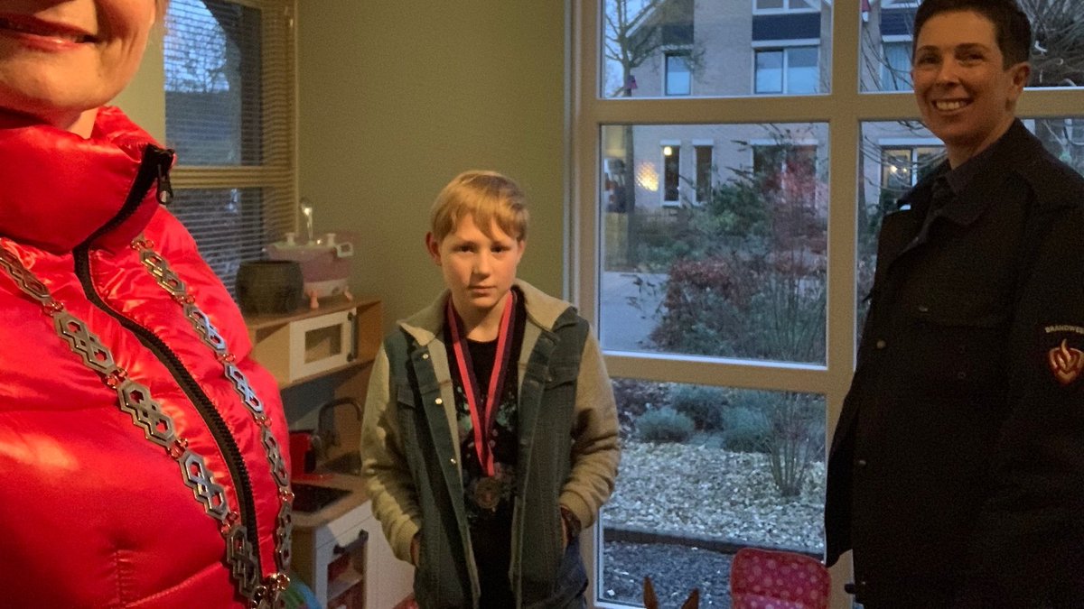 Burgemeester huldigt Jesper (11) uit Zelhem als ‘Held van Bronckhorst’ na snel handelen bij woningbrand. ‘Hij heeft het lintje dubbel en dwars verdiend’ bit.ly/3tVvBsm