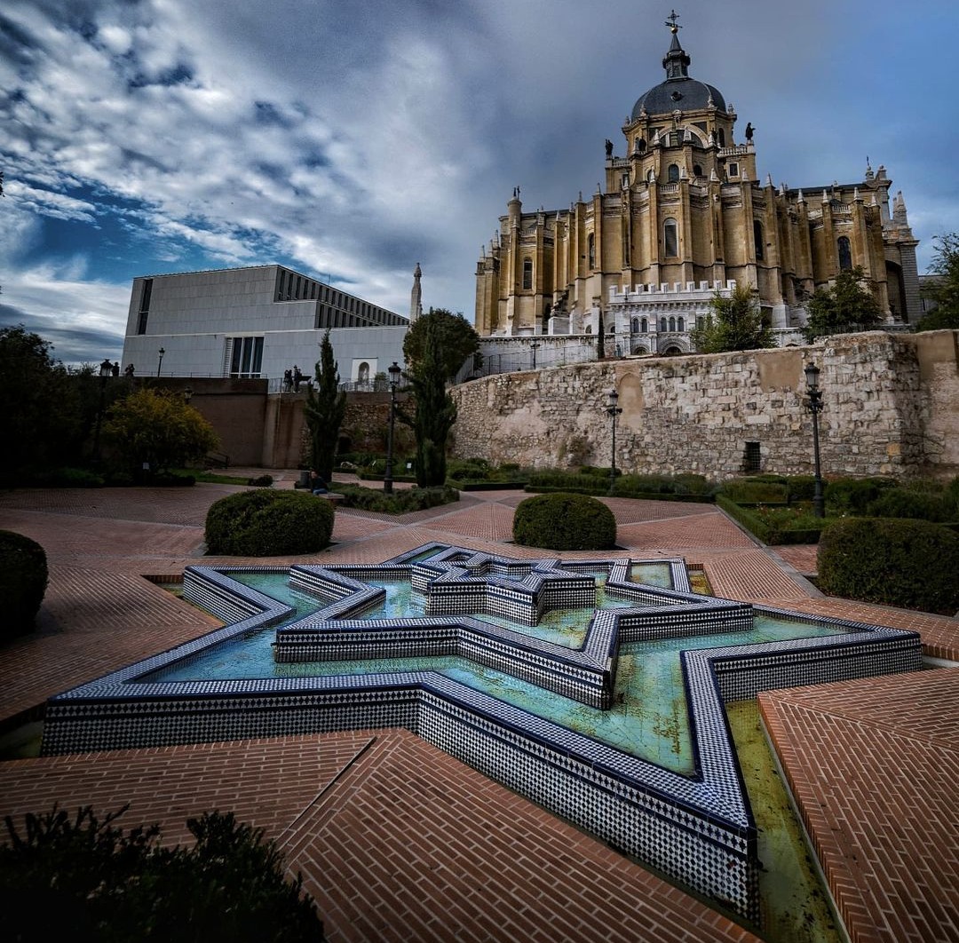 madrid_secreto's tweet photo. Sabemos que os encanta Madrid porque es a todas luces y sin ningún atisbo de debate✨la mejor ciudad del mundo✨, pero si por un casual queréis visitar otros sitios en el #MadridEnHilo de hoy os hablamos de lugares de Madrid que no parecen Madrid. https://t.co/0J6kV6dOPg