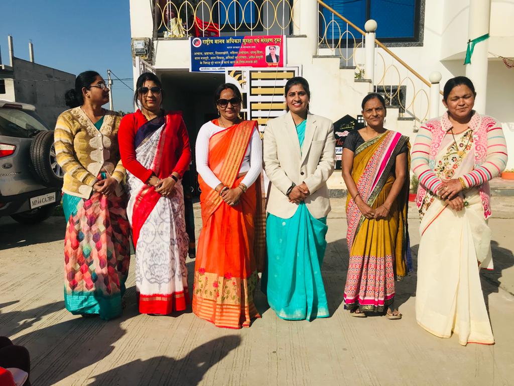 NHRSPT's tweet photo. मध्य प्रदेश राज्य के नीमच जिले के पदाधिकारियों द्वारा अपने निवास पर ध्वज वंदन का कार्यक्रम करने के पश्चात बेजुबान पशु पक्षी एवं जानवरों के लिए दाना पानी और भोजन हेतु बहुत ही शानदार और व्यवस्थित व्यवस्था की गई जो कि हम सब के लिए प्रेरणा स्रोत है मध्य प्रदेश टीम को बहुत-बहुत बधाई। https://t.co/v3SbMxLCcJ