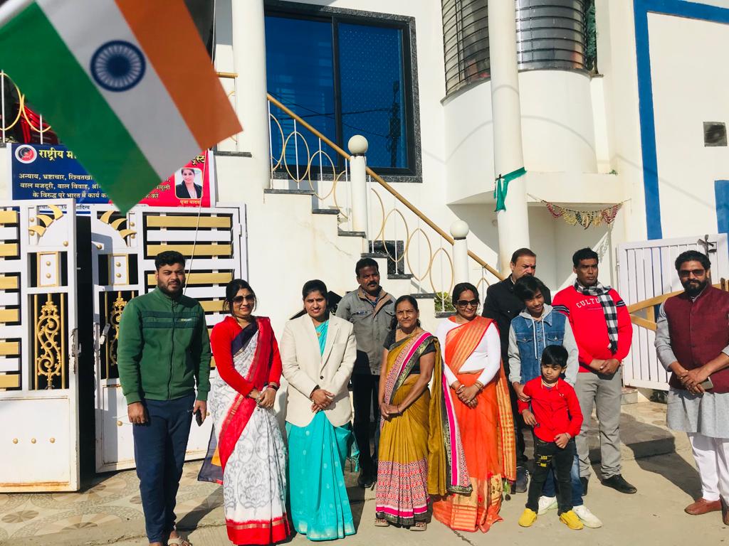 NHRSPT's tweet photo. मध्य प्रदेश राज्य के नीमच जिले के पदाधिकारियों द्वारा अपने निवास पर ध्वज वंदन का कार्यक्रम करने के पश्चात बेजुबान पशु पक्षी एवं जानवरों के लिए दाना पानी और भोजन हेतु बहुत ही शानदार और व्यवस्थित व्यवस्था की गई जो कि हम सब के लिए प्रेरणा स्रोत है मध्य प्रदेश टीम को बहुत-बहुत बधाई। https://t.co/v3SbMxLCcJ