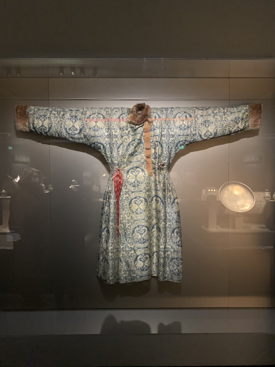 APAMIIslam's tweet photo. Du côté de l’Asie centrale, sous la dynastie des #seldjoukides est présenté un manteau en soie daté de 1020-1160.
Cette pièce est dans la continuité des manteaux de la région du 7 au 9e siècle, notamment par ses décors d’animaux affrontés.
Mais, la présence de #calligraphies 1/2 https://t.co/kPpN5wtW5a