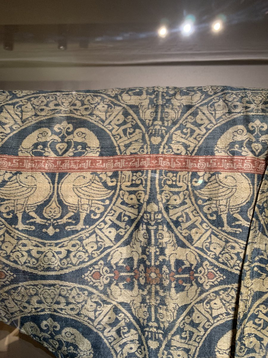 APAMIIslam's tweet photo. Du côté de l’Asie centrale, sous la dynastie des #seldjoukides est présenté un manteau en soie daté de 1020-1160.
Cette pièce est dans la continuité des manteaux de la région du 7 au 9e siècle, notamment par ses décors d’animaux affrontés.
Mais, la présence de #calligraphies 1/2 https://t.co/kPpN5wtW5a