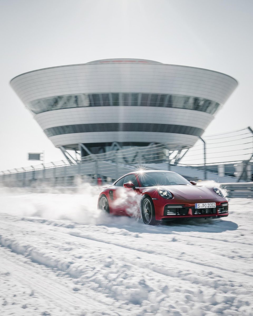PorscheHellas's tweet photo. Στην πίστα δοκιμών της Λειψίας.
Μέρες που είναι…
#PorscheHellas #Porsche #PorscheLeipzig #Porsche911 #TimelessMachine #staysafe #motodynamics #MoveExperienceLive https://t.co/wwcTWBFE3v