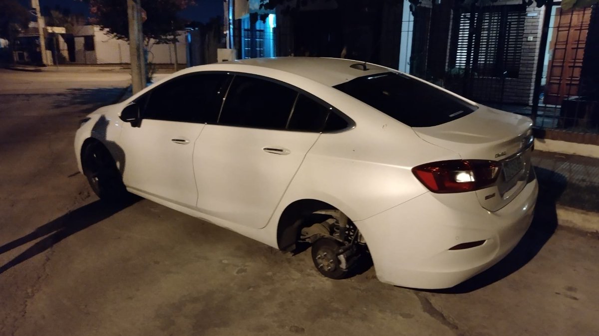 Mi solidaridad con el periodista Adrián Mancini, segundo daño a su auto en menos de 2 meses en la puerta de su casa. 
Digo: la Policía de la Ciudad de Córdoba se olvidó de los patrulleros en Barrio Parque Atlántica?
Tierra de nadie?
<a href="/gobdecordoba/">Gobierno de Córdoba</a>