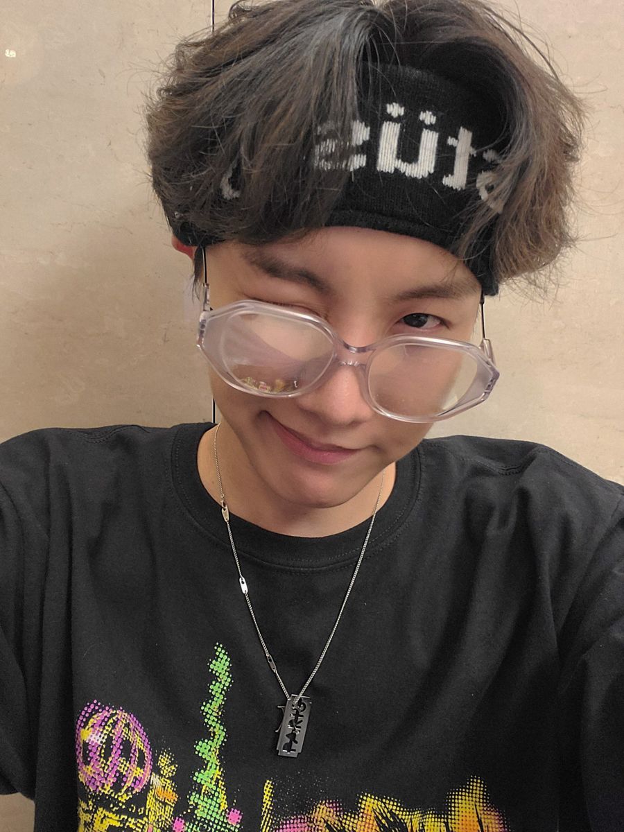 vhopebot's tweet photo. hobi's postong pictures from this day ♡ https://t.co/Gi86yY3516