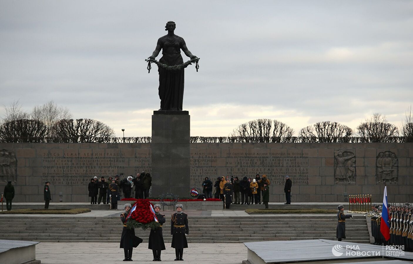 Монумент матери Родина на Пискаревском кладбище Санкт-Петербург