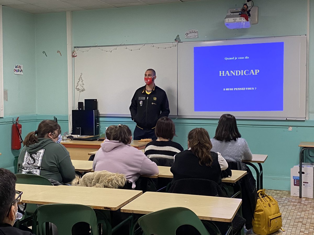 Belle Intervention auprès de nos élèves de 3ème  sur le sport paralympique avec M. Guenfissi, joueur et entraîneur de l’équipe nationale handisport belge.
