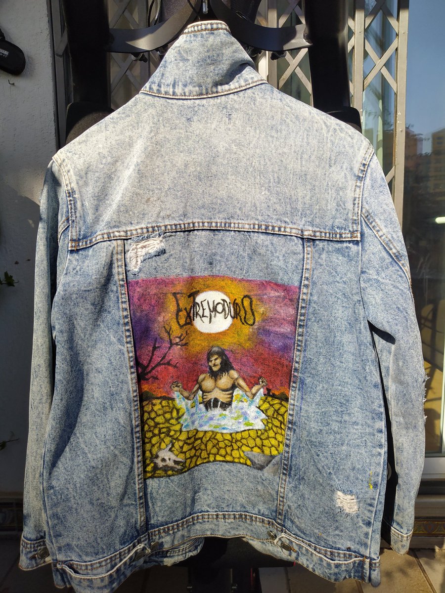 irisploplop's tweet photo. Ayer estuve 5 horas pintando esta chaqueta... Un poco de apoyo nunca viene mal https://t.co/A7UFgeLFsP