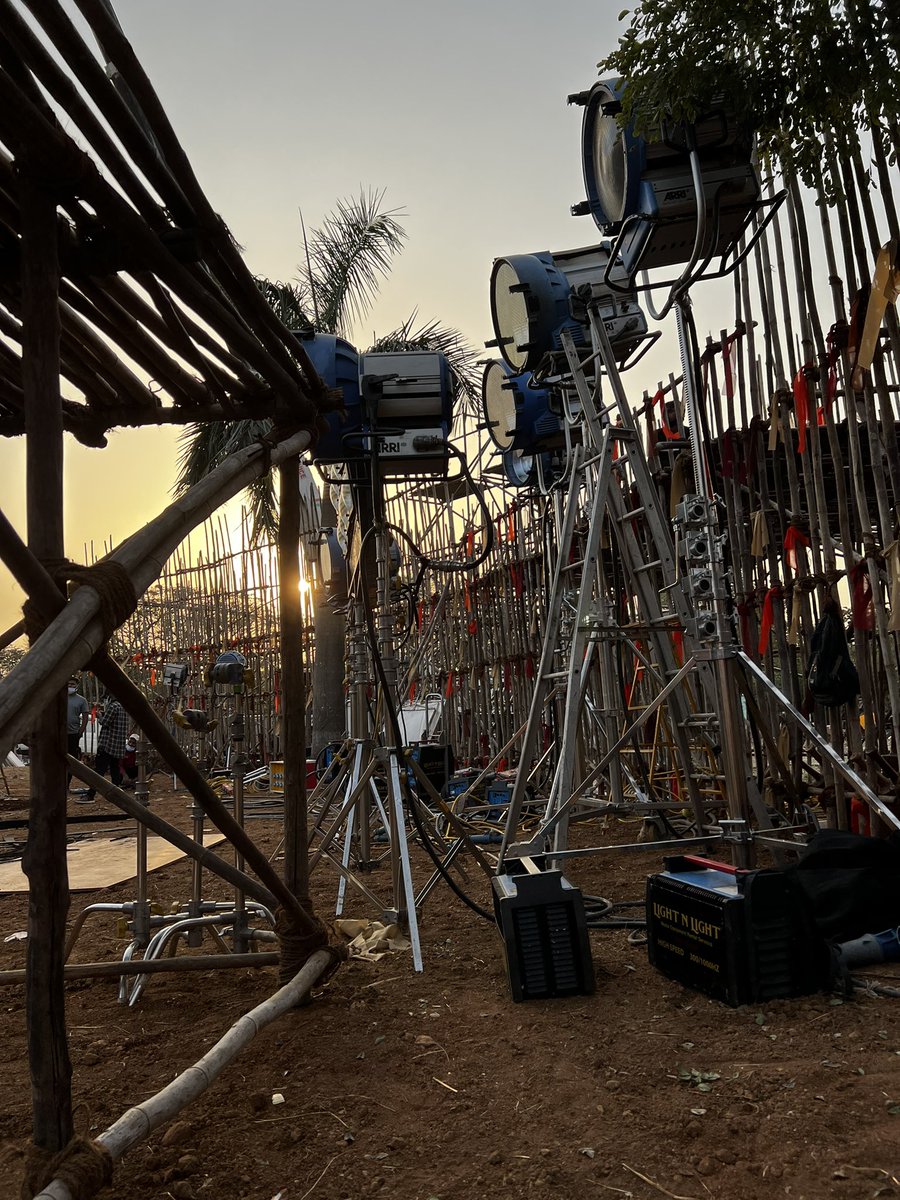 dopgavemic's tweet photo. Still Rigging a lights… 😅😅😅 #1500kw #lights #molebeam #dino #t24 #max18 #arrimax18k #arrim90 #m90 #rigginglife #rigginglights #rigging #rigginggrip @ARRIChannel @MoleRichardson https://t.co/VUVzyUH3Pm