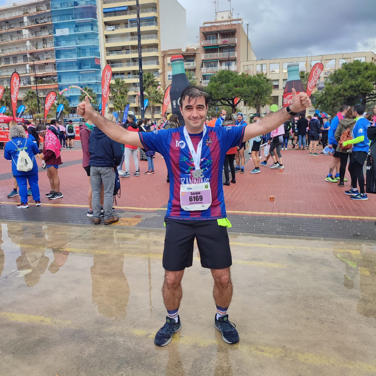 RanningClub's tweet photo. ¡A remojo!💧🐸 Así disfrutaron nuestros Ranners la #MitjaMaratoSantaPola en una jornada dominical en la que lluvia no impidió a nuestros corredores sonreír mientras lucían nuestros colores ♥️💙  En el running, cuanto más épico, ¡mejor!💪🏻
#SoyRanner #OrgullGranota https://t.co/3De8cxxMoa