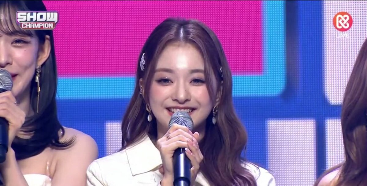 fromistay_9's tweet photo. We did it againnnn~ Congratsss girls and as I said more wins to comeee, Flovers are so proud all of you. You deserve it girlssss 🍀🎉❤️

#fromis_9 #DM2ndWin https://t.co/ue4HsaHZpO