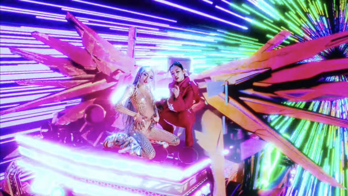 blackpinkbabo's tweet photo. JENNIE IN GRIMES’ MV 🔥 @Blackpink https://t.co/4IZP6zR3iy